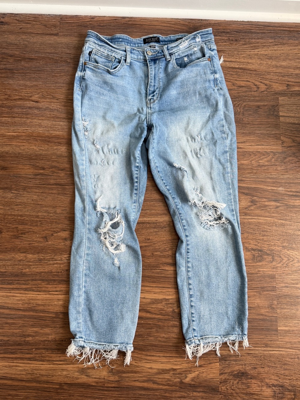 Judy Blue Straight fit distressed denim stretchy jeans size 13/31 Women’s